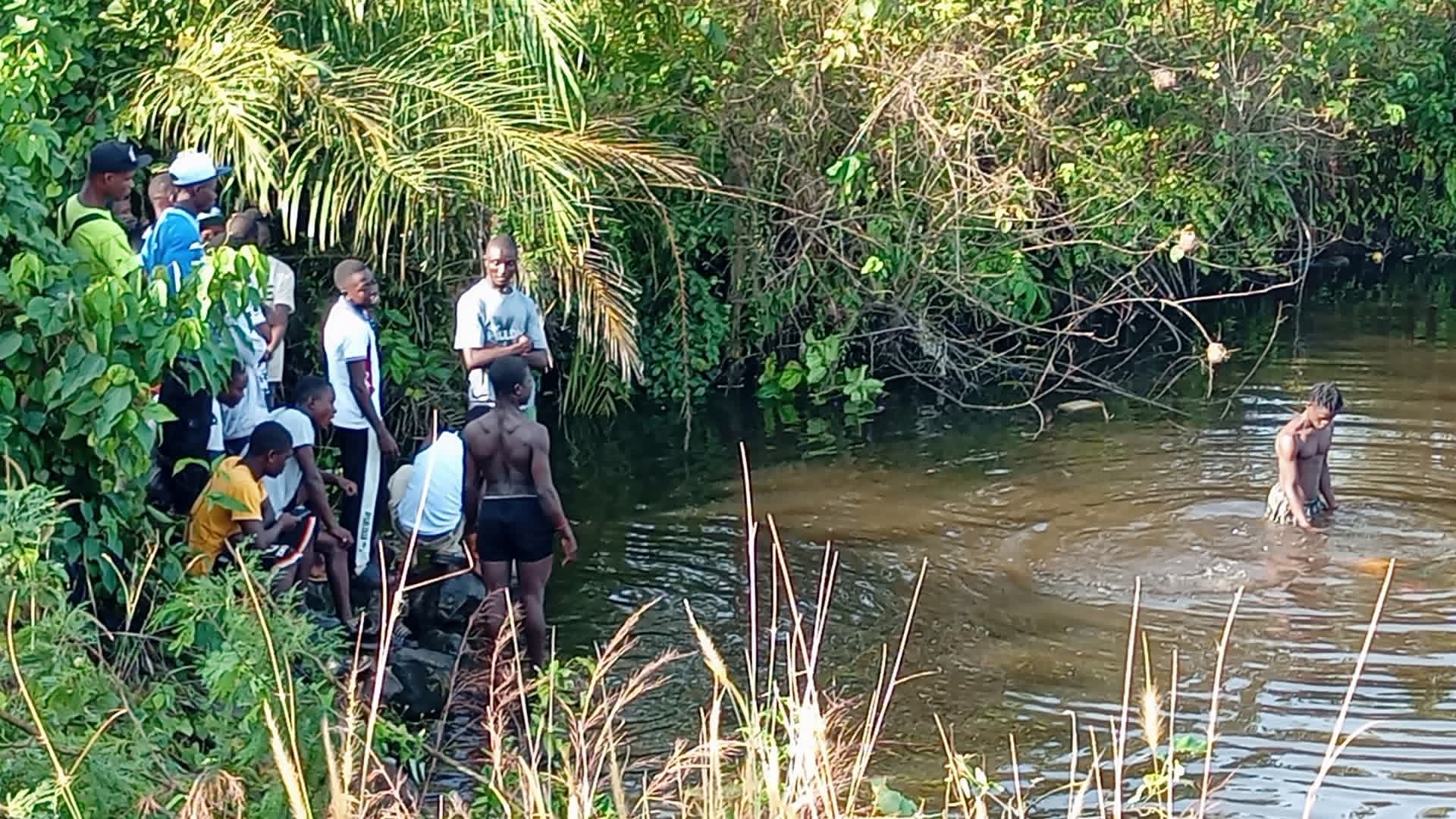 Two Dead, Three Injured as Taxi Plunges Into River Near Philadelphia Bridge 